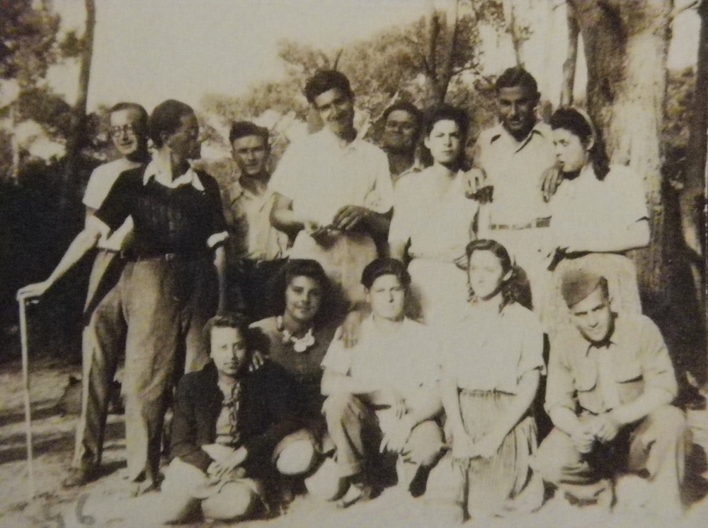 Alger, été 1945. Sortie des JC. Debout, de gauche à droite : X, Charles Nahum, René Navarro, Georges Cremades, X, Huguette Timsit, Élie Chaïa, Marie Moatti (ou Marguerite Timsit ?). En bas : Jeanine Belkhodja (?), X, Meyer Timsit, Arlette Nabet, William Sportisse.