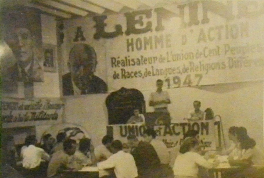 École élémentaire de la section Bab el Oued Sud du PCA, 30 juin 1947. Debout sur l'estrade, Élie Chaïa fait un exposé. À sa droite, Gilberte Chemouilli-Taleb.