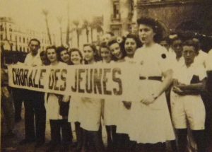 Alger, été 1945. Chorale des JC. Huguette Timsit, Malika Ouzegane et Arlette Nabet sont au centre.