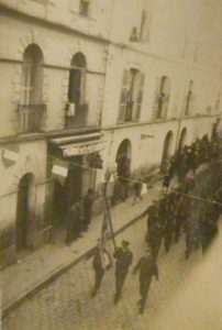 Défilé des troupes anglaises à Blida, novembre 1942.