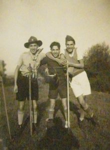 Blida, 1943. Gilles Saïd, Charles Nakache et Élie Chaïa lors d'une sortie des Éclaireurs israélites.