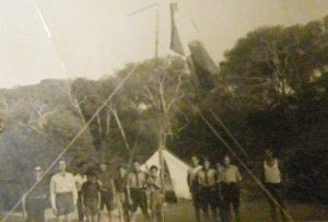 "Le salut aux couleurs". Camp des Éclaireurs israélites de Blida à Zéralda, août 1940. 