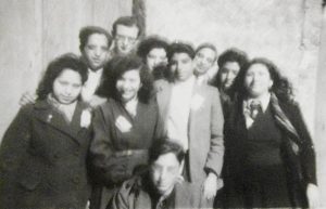 Alger, début 1946. Des jeunes communistes parmi lesquels Jean Timsit, Huguette Timsit, Arlette Nabet et Yvette Bacri.