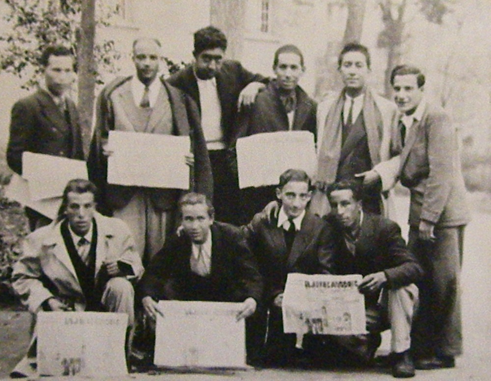 Constantine, 25 novembre 1945. Congrès régional des JC. Debout, de gauche à droite : Abdelkader Belkhodja, Abdelaziz Rouigui, Youcef Briki, X, Bachir Djeroud, Élie Attali. Accroupis : Brahim Dekoumi, X, X, X.