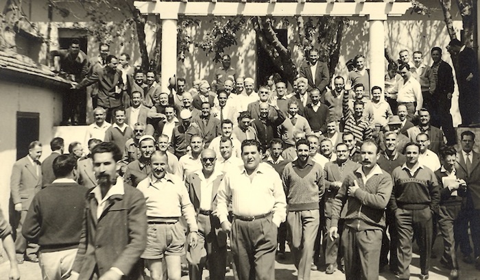 Rassemblement des internés du camp de Lodi le 1er mai 1957.