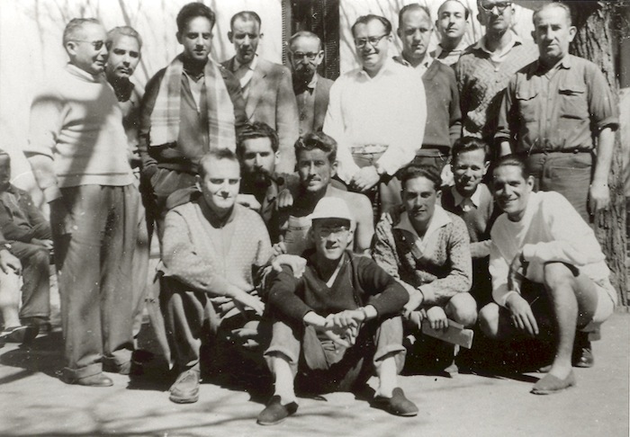 Camp de Lodi, début 1957. Debout, de gauche à droite : Louis Pont, Roger Perlès, Isaac Nahori, Victor Marin, Roland Rhaïs, Louis Grange, Georges Gallinari, Claude Duclerc, René Azoulay, Alexandre Valero. En bas : Paul Amar, Jean-Pierre Saïd, Pierre Cots, X, Robert Villar, X, Henri Zannettacci.