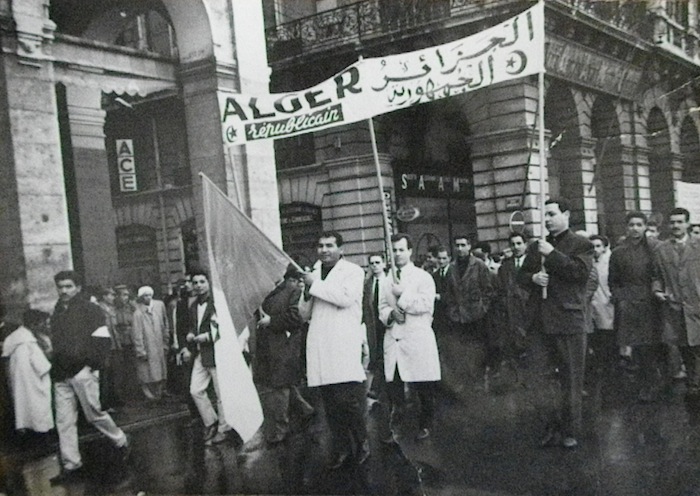 Alger, 1er mai 1963. Défilé de l’équipe d’« Alger Républicain ». Boualem Khalfa est à l'arrière plan, second en partant de la droite.