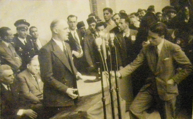 Alger, 1er mai 1946. Discours de Charles Tillon, ministre de l'Air et ancien dirigeant de la Résistance communiste. Élie Chaïa est à l'arrière-plan, au centre.