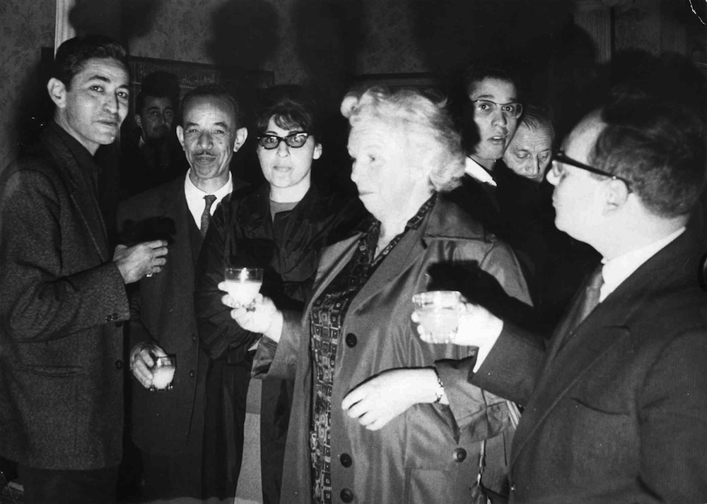 Alger à l'indépendance. Des communistes reçoivent une déléguée soviétique. À gauche, Boualem Khalfa et Larbi Bouhali. À droite, Henri Alleg.
