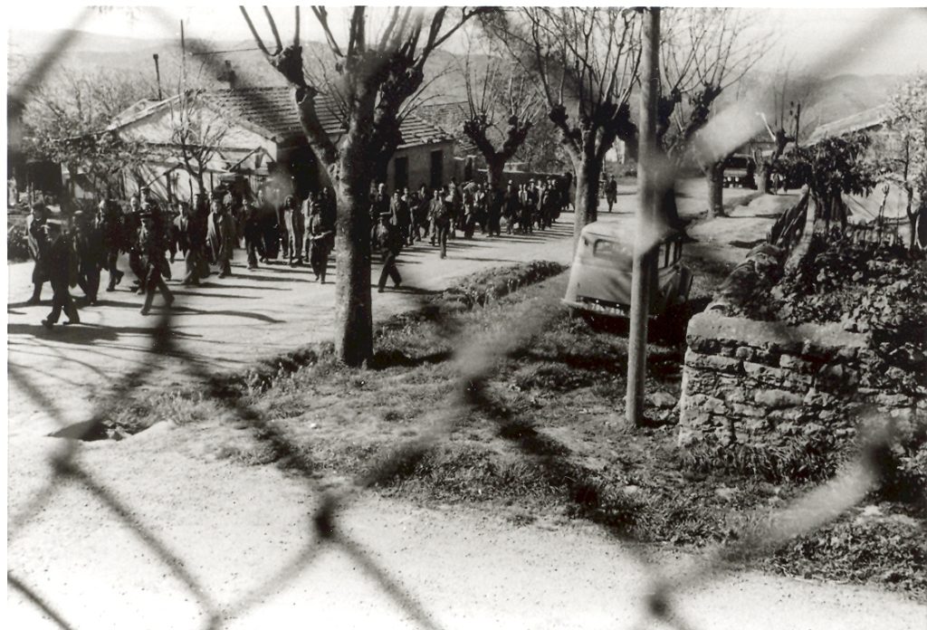 Camp de Lodi. Des familles arrivent sous escorte pour rendre visite aux détenus.