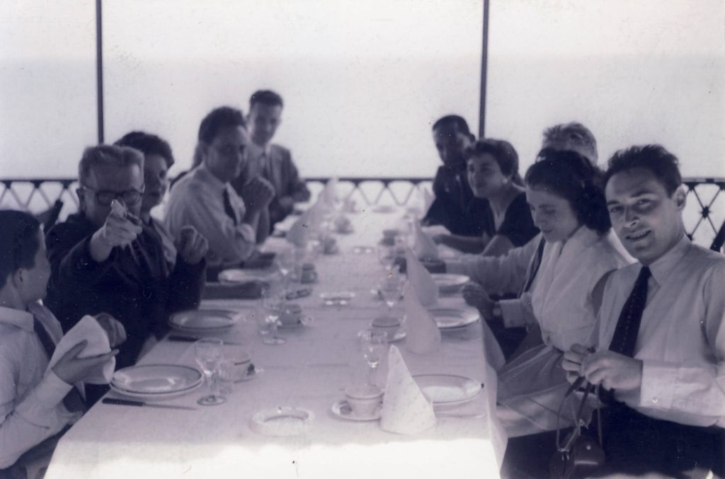 Alger, 16 octobre 1956. Mariage d’Isaac Nahori et de Claudine Lewkowicz. À gauche, du fond vers l’avant : Robert Manaranche, Isaac Nahori, Claudine Lewkowicz, Jean-Marie Larribère et Pierre Manaranche. À droite, au premier plan, Georges Hadjadj et Simone Aïach. Au fond à droite, des avocats venus de métropole.