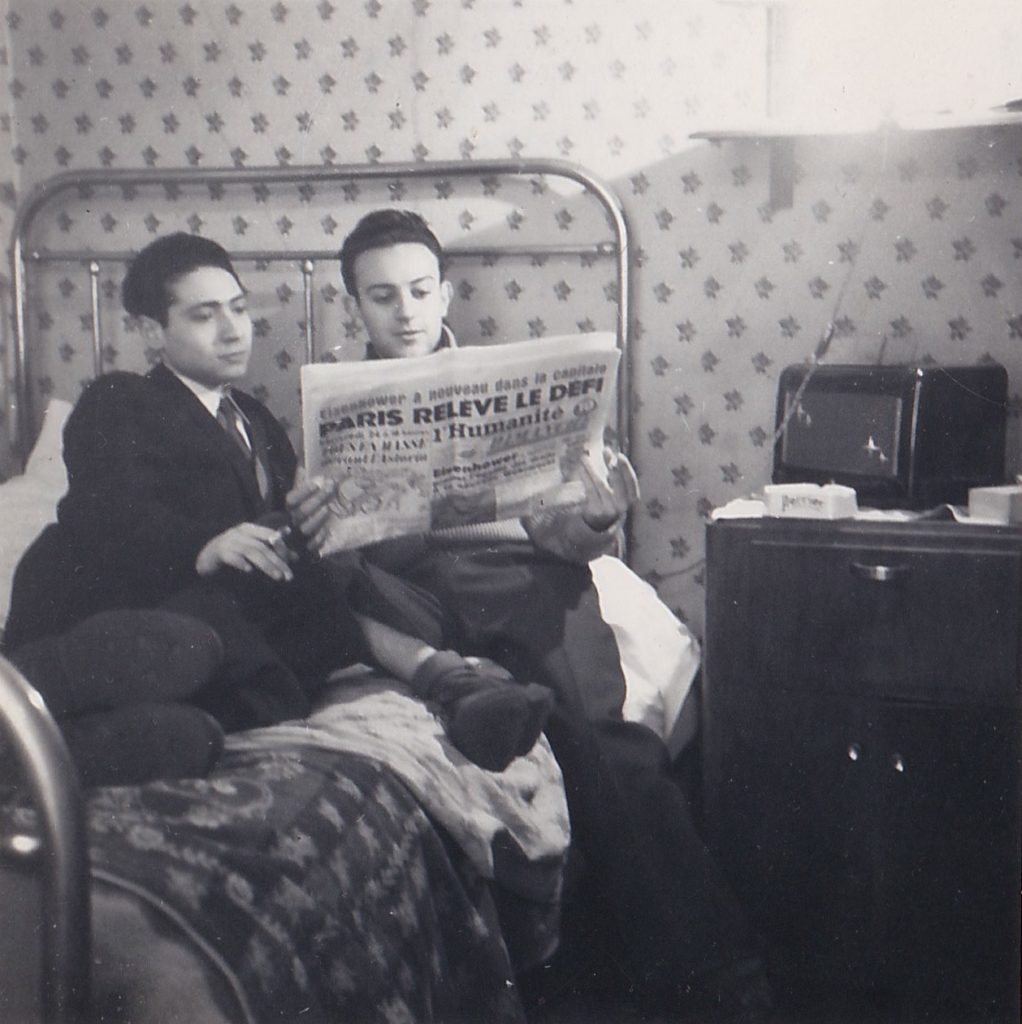 Paris, maison des Lettres de la rue Férou, début des années 1950. Les Constantinois Jean Beckouche et Rolland Doukhan posent avec la Une de L'Humanité-Dimanche annonçant la venue du général Eisenhower à Paris.