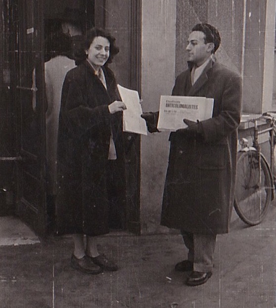 Paris, vers 1950. Nicole Taïeb et Rolland Doukhan vendent Étudiants anticolonialistes à la criée.