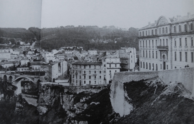 Constantine, années 1950. À droite, le lycée d'Aumale. Au second plan, le quartier juif.