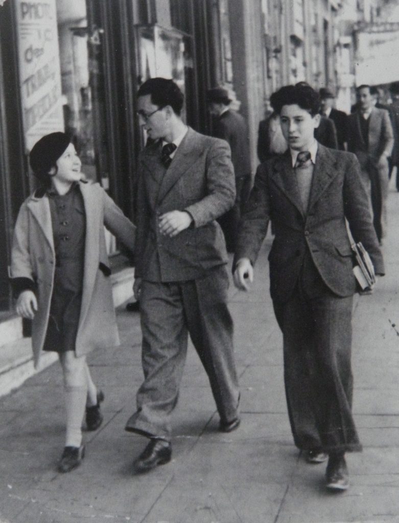 Alger, vers 1936. Lucien Hanoun entouré de sa soeur Armide et de son frère Ulysse.