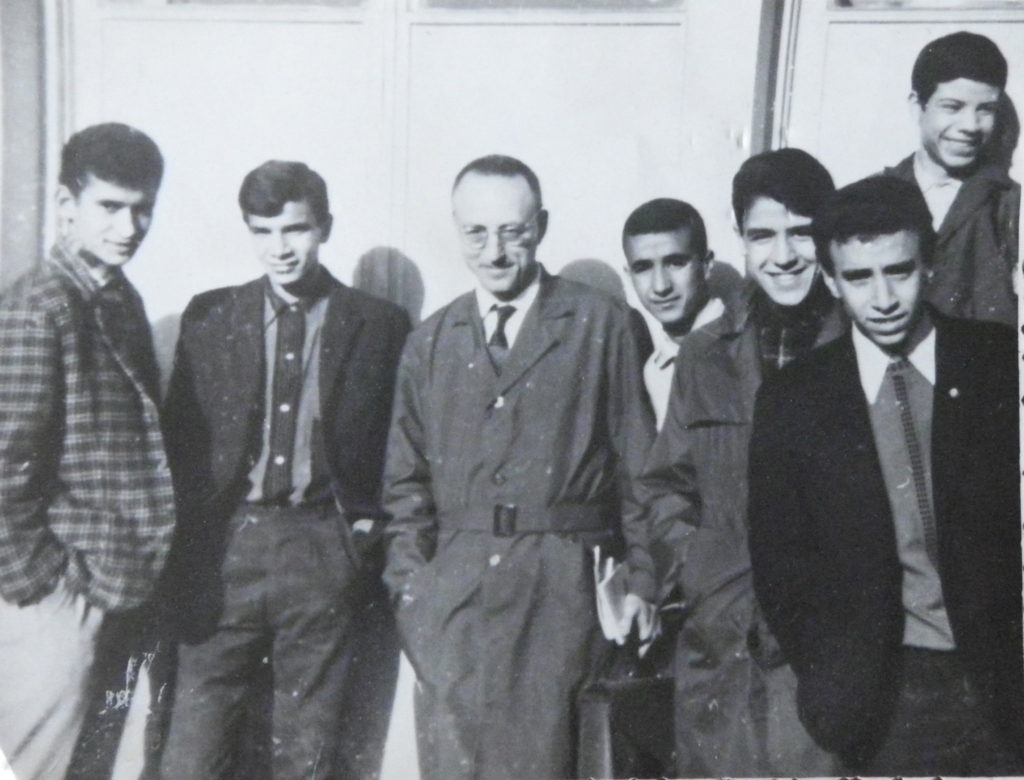 Alger, à l'indépendance. Lucien Hanoun et ses élèves.
