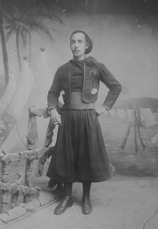 Oran, 1914. Désiré Nessim Hanoun dans son uniforme de Zouave.